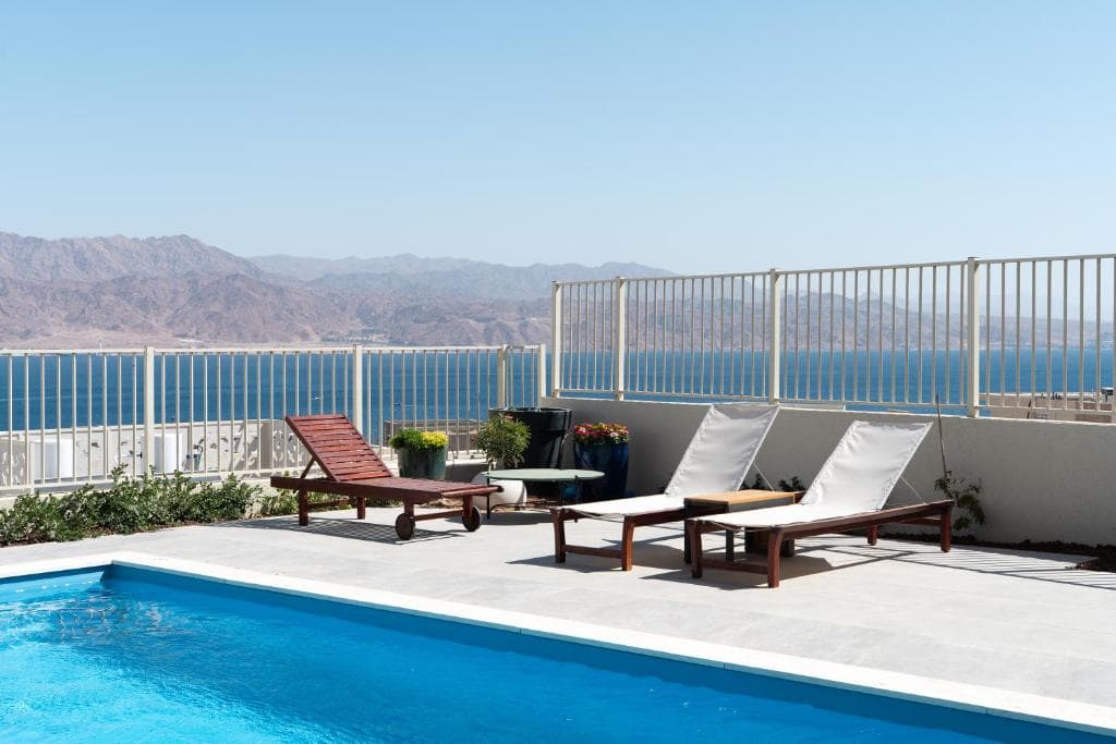 נוף הדקל — בריכה ופנורמה לים סוף