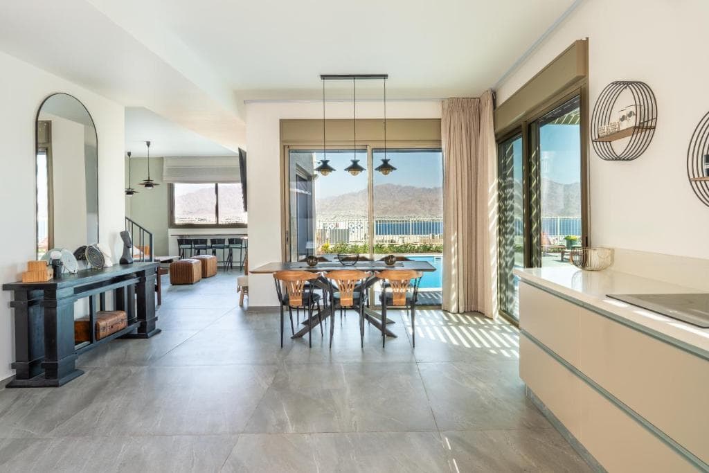 סלון ופינת אוכל עם נוף לים סוף